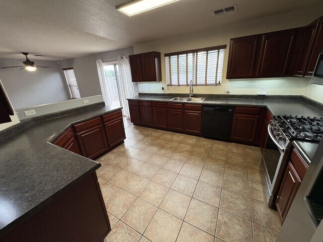 Building Photo - Convenient Location Three bedroom 2.5 baths 2 car garage