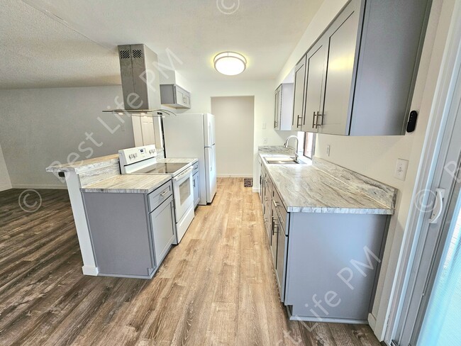 Building Photo - 2112 NE 33rd St