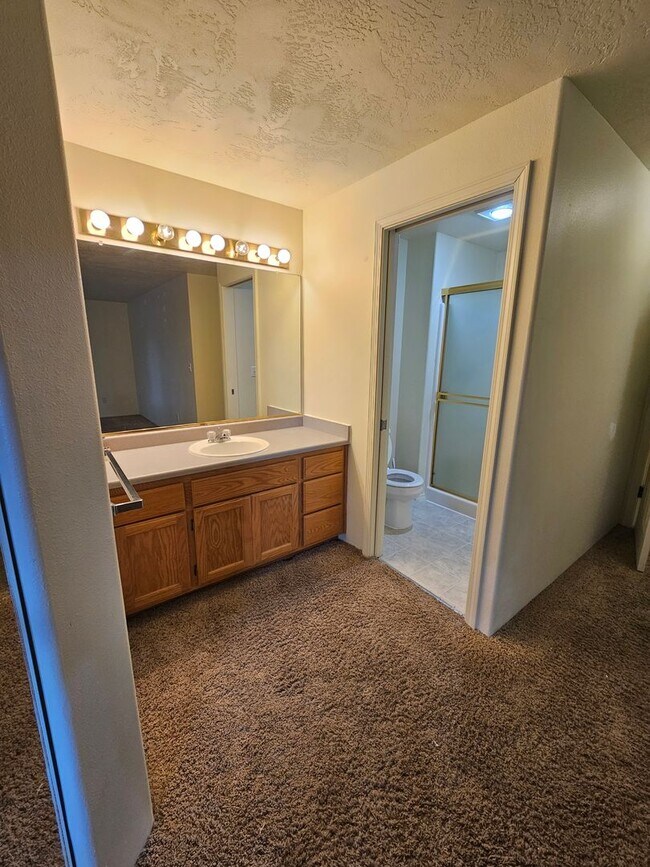 Building Photo - Lovely Central Point Home in Convenient Location