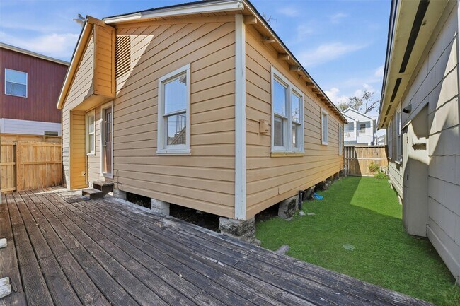 Building Photo - 1110 E 27th St