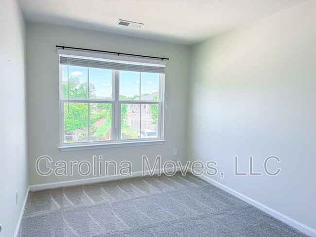 Building Photo - 2 Willowmere Way