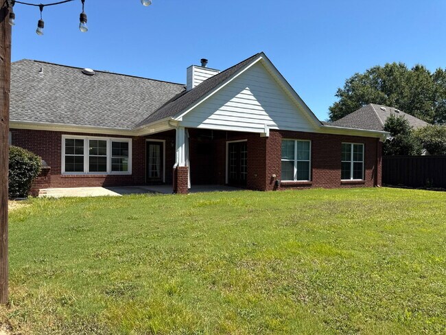 Building Photo - "Charming 4-Bed Oasis with Granite Finishe...