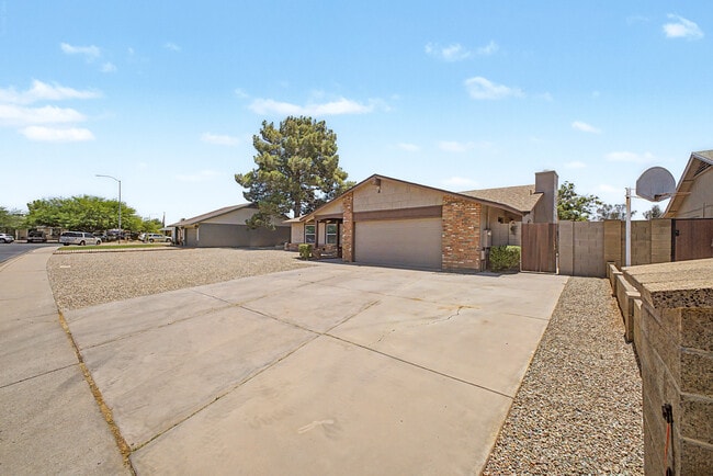 Building Photo - 3223 E Emerald Cir