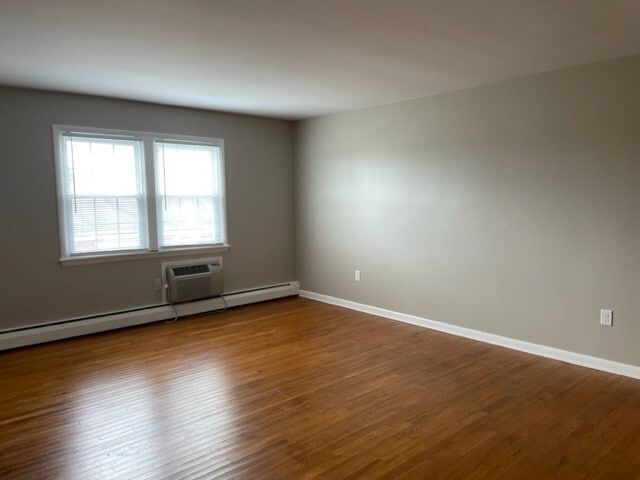 Building Photo - 915 Country Club Dr