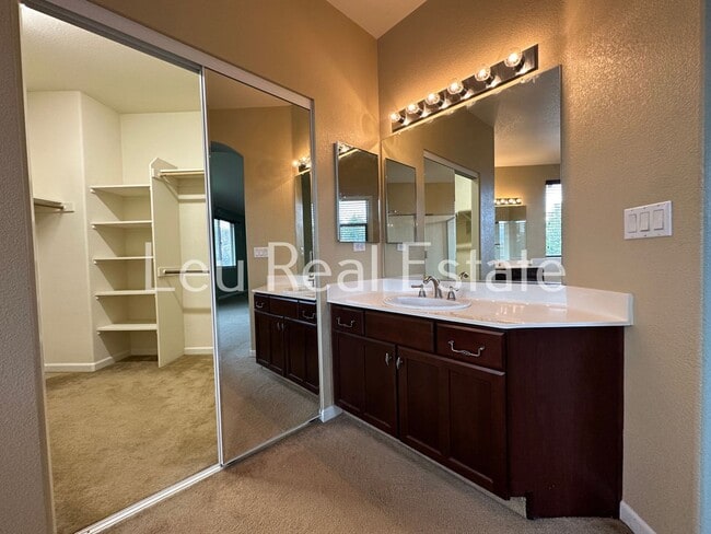 Building Photo - Lovely, 5bd, 3ba home in Serrano, with 3 c...