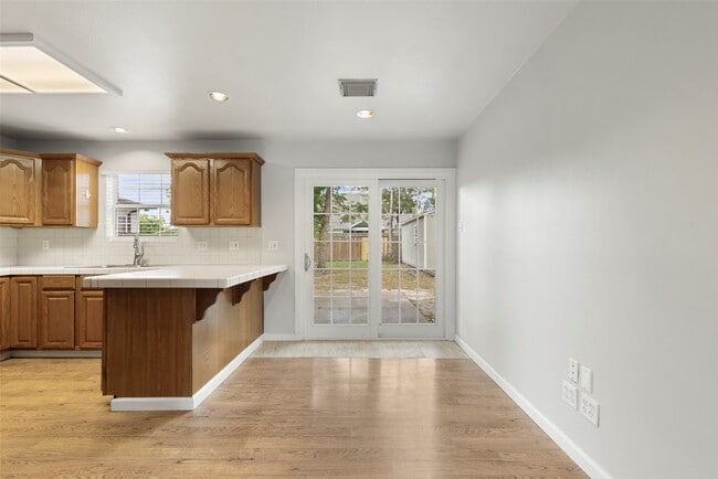Building Photo - 1850 Libbey Dr