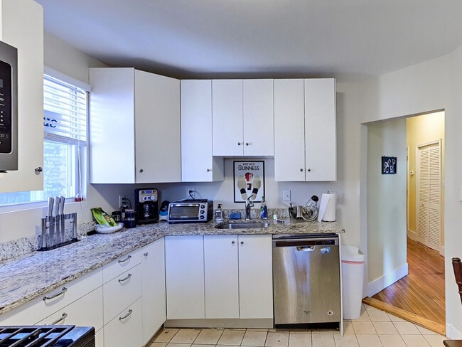 Building Photo - 16 Chilcott Pl