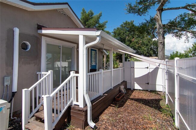 Building Photo - 327 25th St S