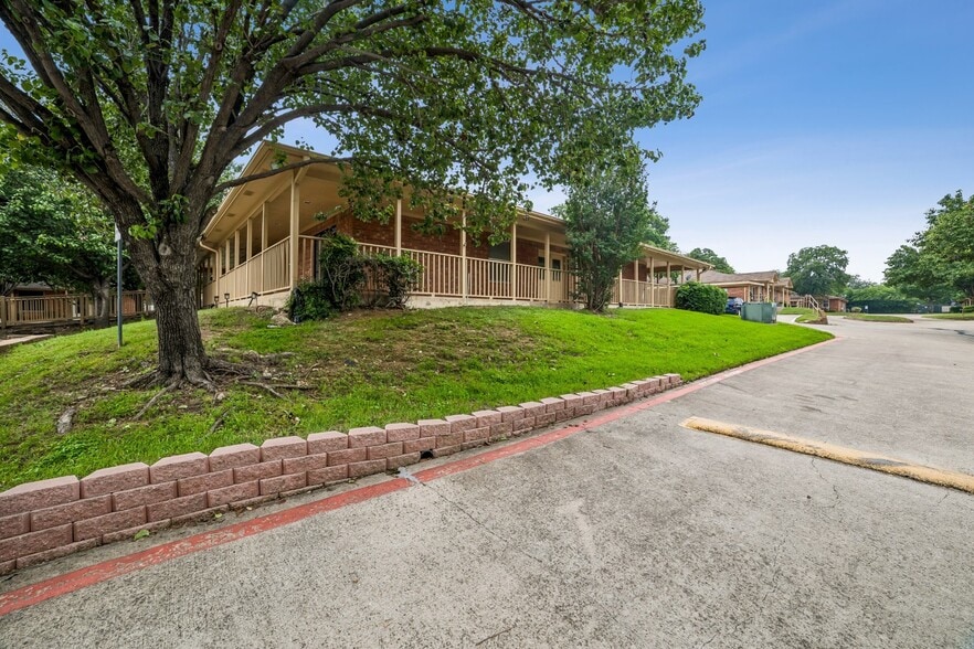 Building Photo - 1604 N Hills Blvd