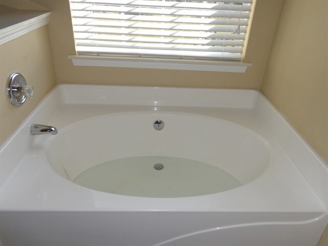 Building Photo - 2556 Governors Pointe Ct NE