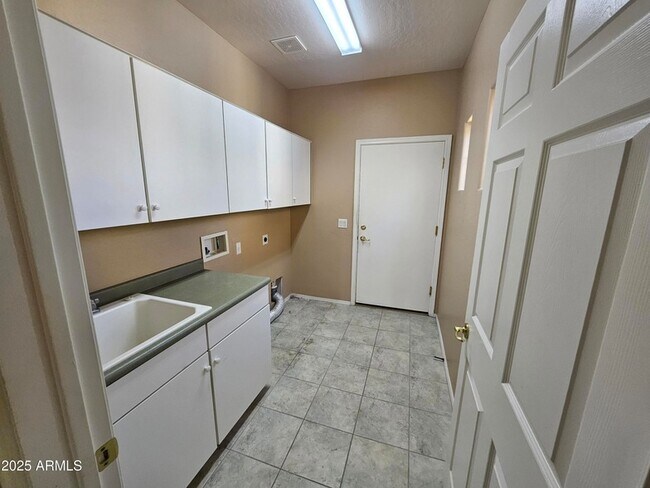 Building Photo - 42593 Abbey Rd