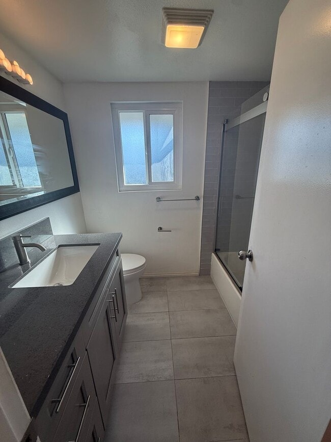 Building Photo - Turnkey End-Unit Townhome with Vaulted Ceilings & Garage