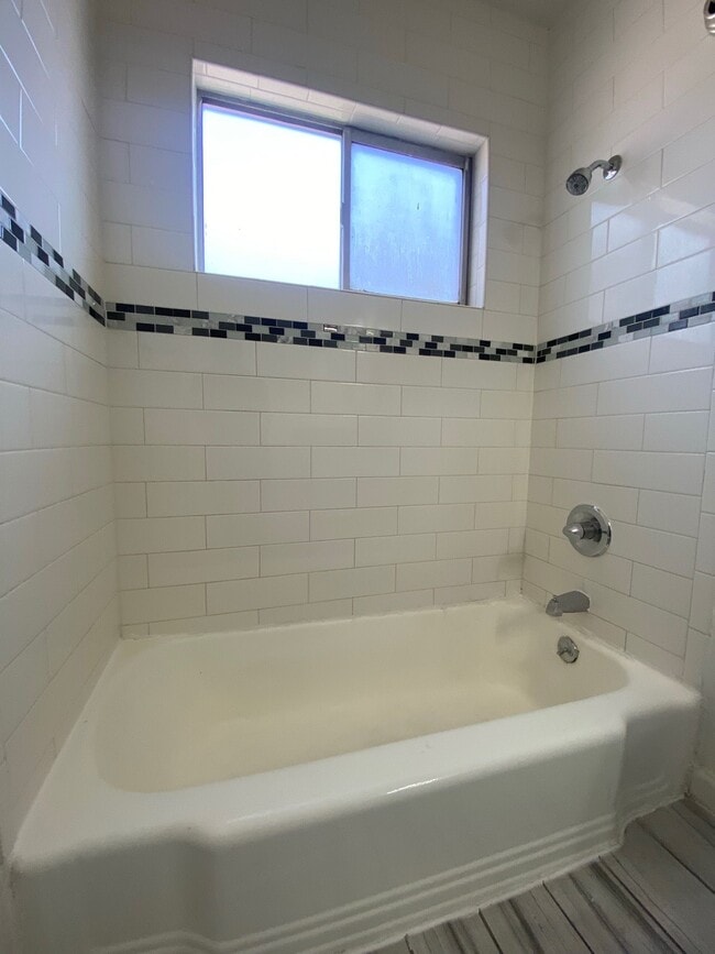 Building Photo - 1411 College View Dr