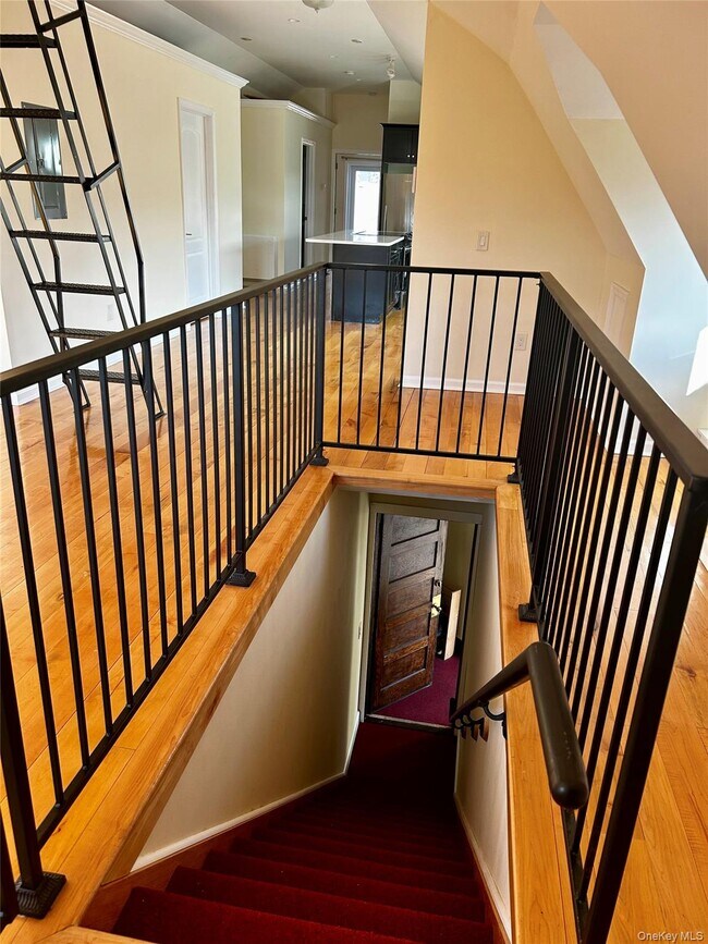 Building Photo - 409 W 261st St