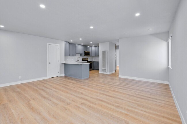 Building Photo - 1305-1321 Laurel Street