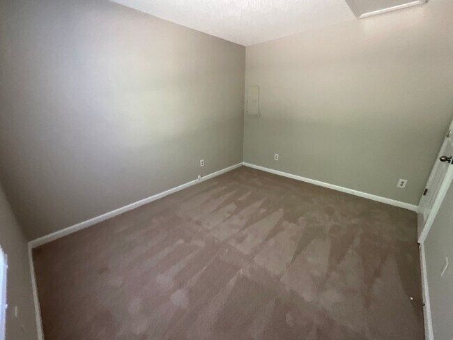 Building Photo - 2709 Ingleside Dr