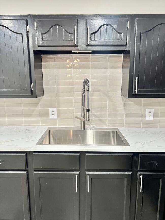 Building Photo - 3 Bedroom 2 Bath City Home Available