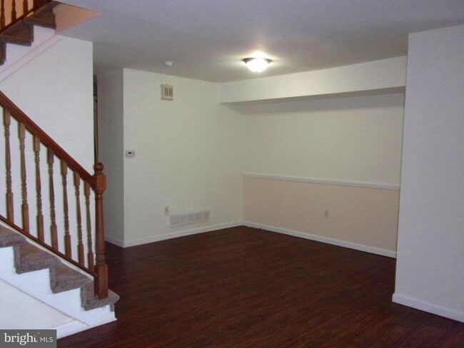 Building Photo - 48 Chelsea Cir