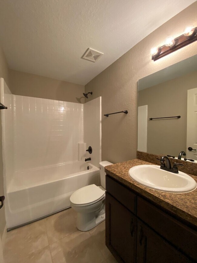 Building Photo - Desirable SW Ocala Neighborhood 3/2/2 **Won't Last**