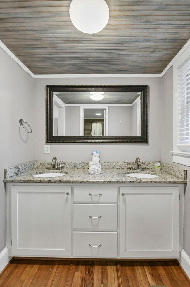 Building Photo - Walkable State Street Gem in the Heart of West Columbia