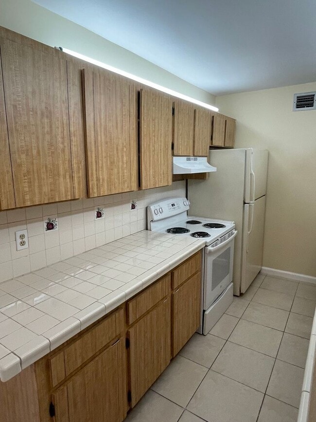 Building Photo - Beautifully maintained 2-bed and 1.5-bath ...