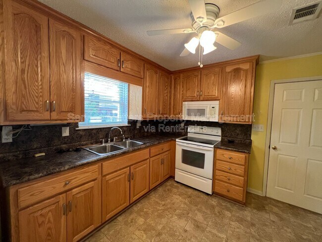 Building Photo - 3227 Fresno Ave