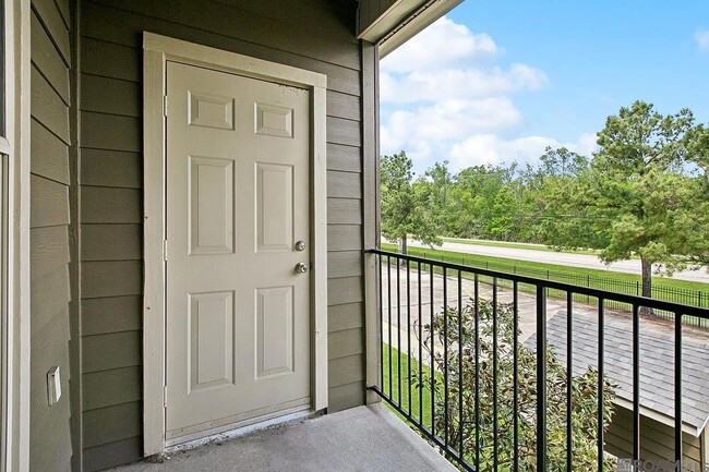 Building Photo - 3 Bedroom near LSU available NOW