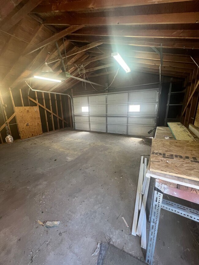 Building Photo - 4 Bed 3 bath remodeled home