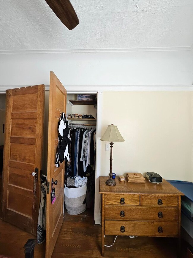 Building Photo - 817 W Belle Plaine Ave