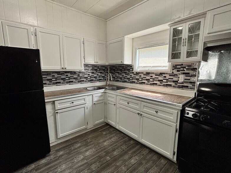Kitchen - 1934 Butterfield Ave