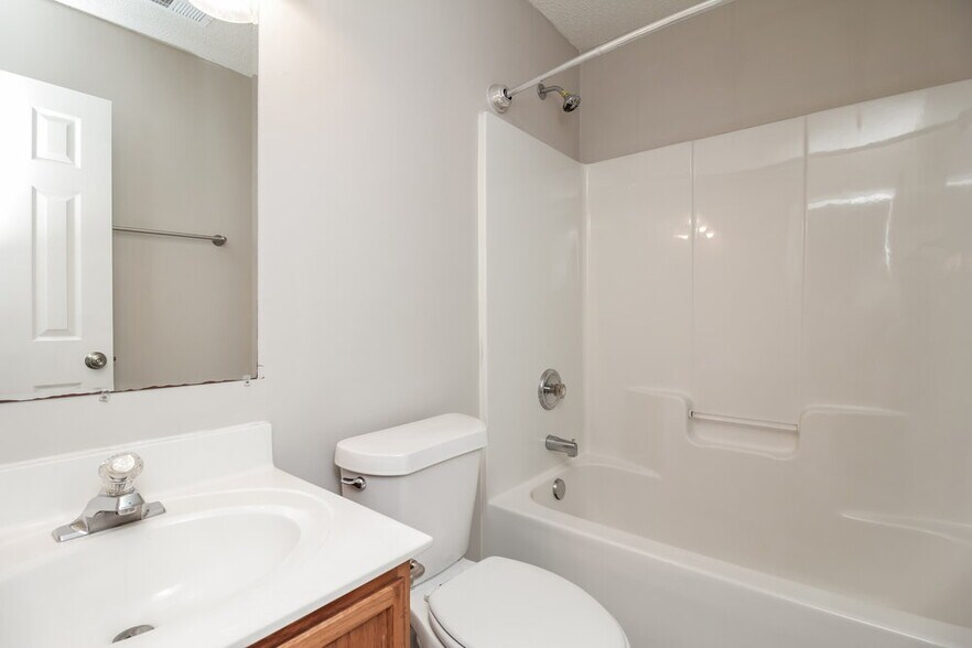 Building Photo - 520 River View Dr