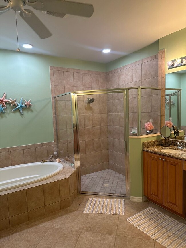 Building Photo - FURNISHED/TURNKEY 2+Den, 2 bath 1 car garage 1st floor condo in River Hall