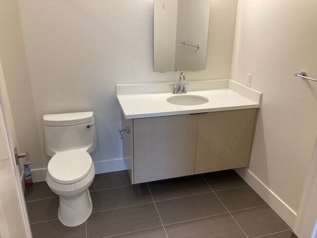 Building Photo - Back on the market! Modern 2 bedroom 2 bath condo blocks from the beach w/parking and washer/drye...