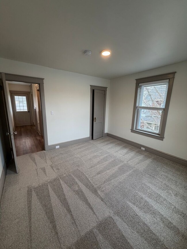 Building Photo - 584 W Main St