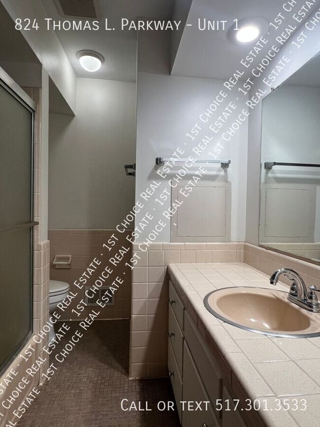 Building Photo - 2-BDR 2-BTH ApT w/ Fireplace, Laundry, AC,...