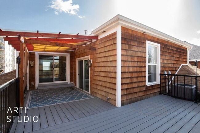 Building Photo - 4 Bed 2 Bath Salt Lake Home For Rent!