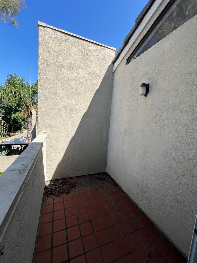 Building Photo - Tri-Level 2bed 2.5 bath Huntington  Beach Condo