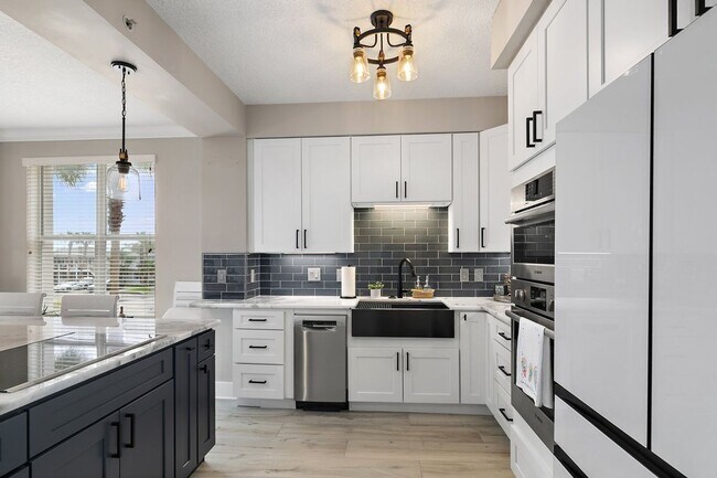 Building Photo - Remodeled Condo with Ocean Breezes!