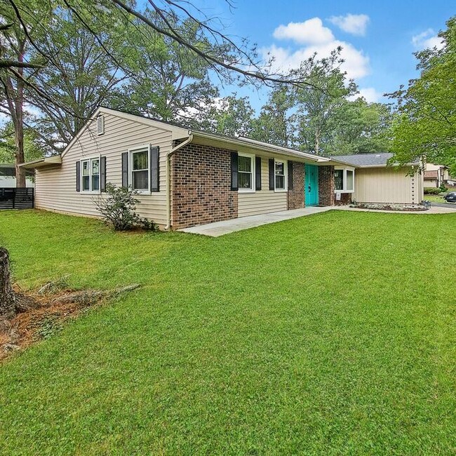 Building Photo - Lovely One Level Rambler on Cul-De-Sac, La...