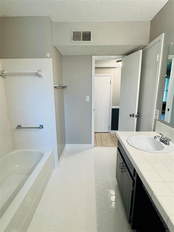 Building Photo - 697 Chatsworth Dr