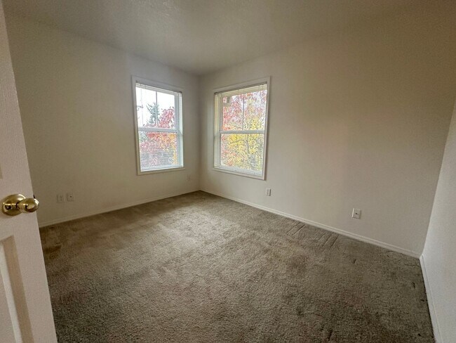 Building Photo - 2 Bedroom Hillsdale Commons Apartment!