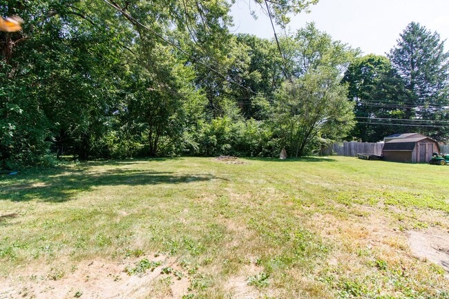 Building Photo - 432 Woodview Dr