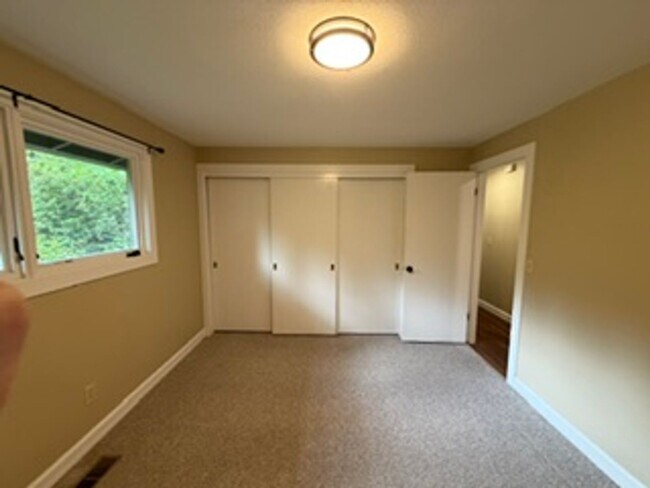 Building Photo - Charming, Spacious, Updated Home in Lake Oswego!