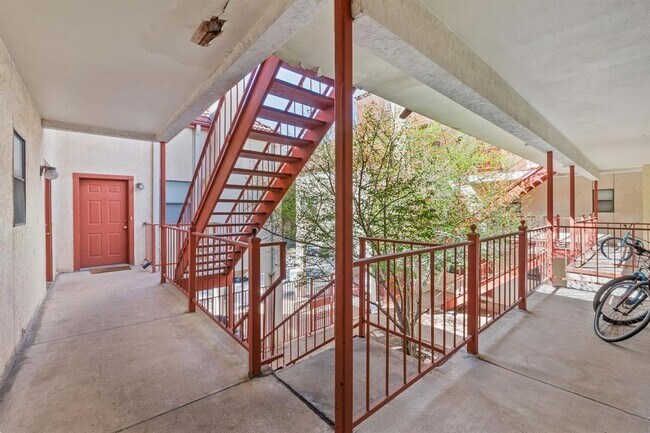 Building Photo - 706 W 22nd St