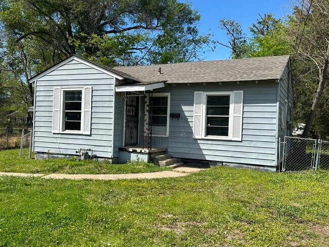 Primary Photo - 717 W 75th St
