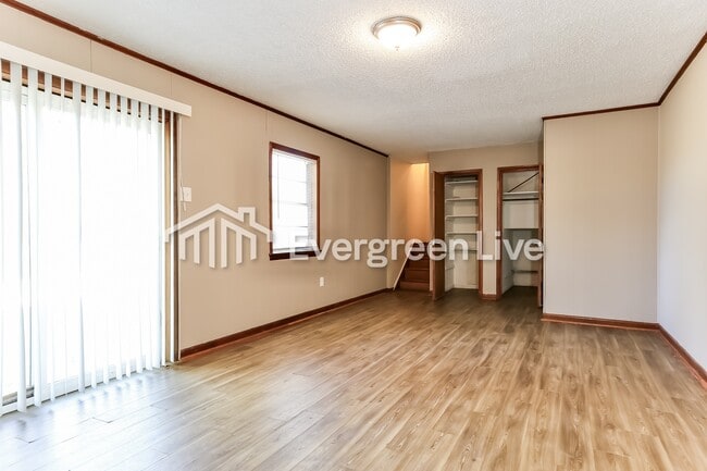 Building Photo - 805 W 58th St