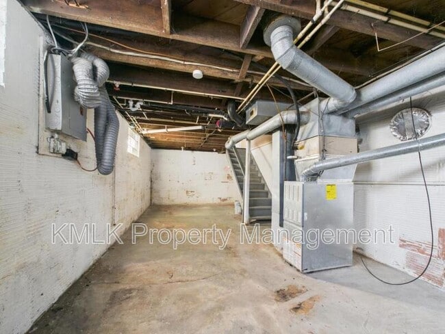 Building Photo - 871 Kennebec Ave