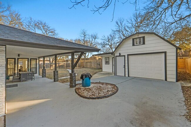 Building Photo - 2107 Lewood Cir