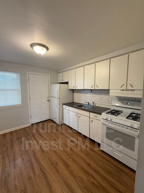 Building Photo - 2124 14th Ave