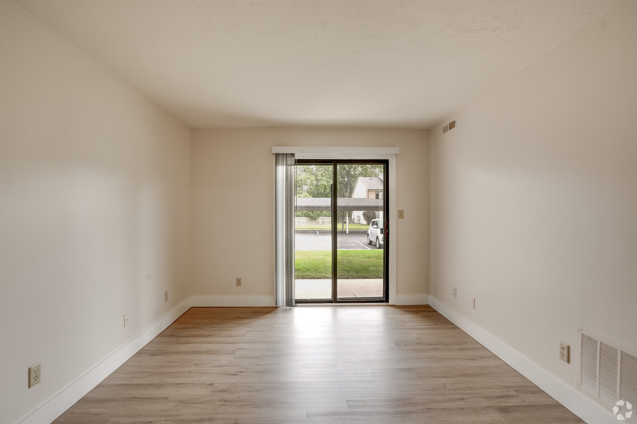 2BR, 1BA - 777SF - Golfview Apartments